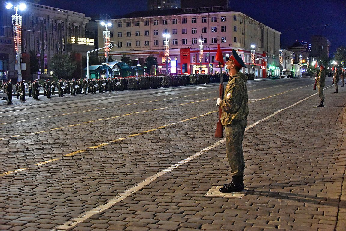 В Екатеринбурге центральные улицы перекроют из-за ночной репетиции парада  Победы - «Уральский рабочий»